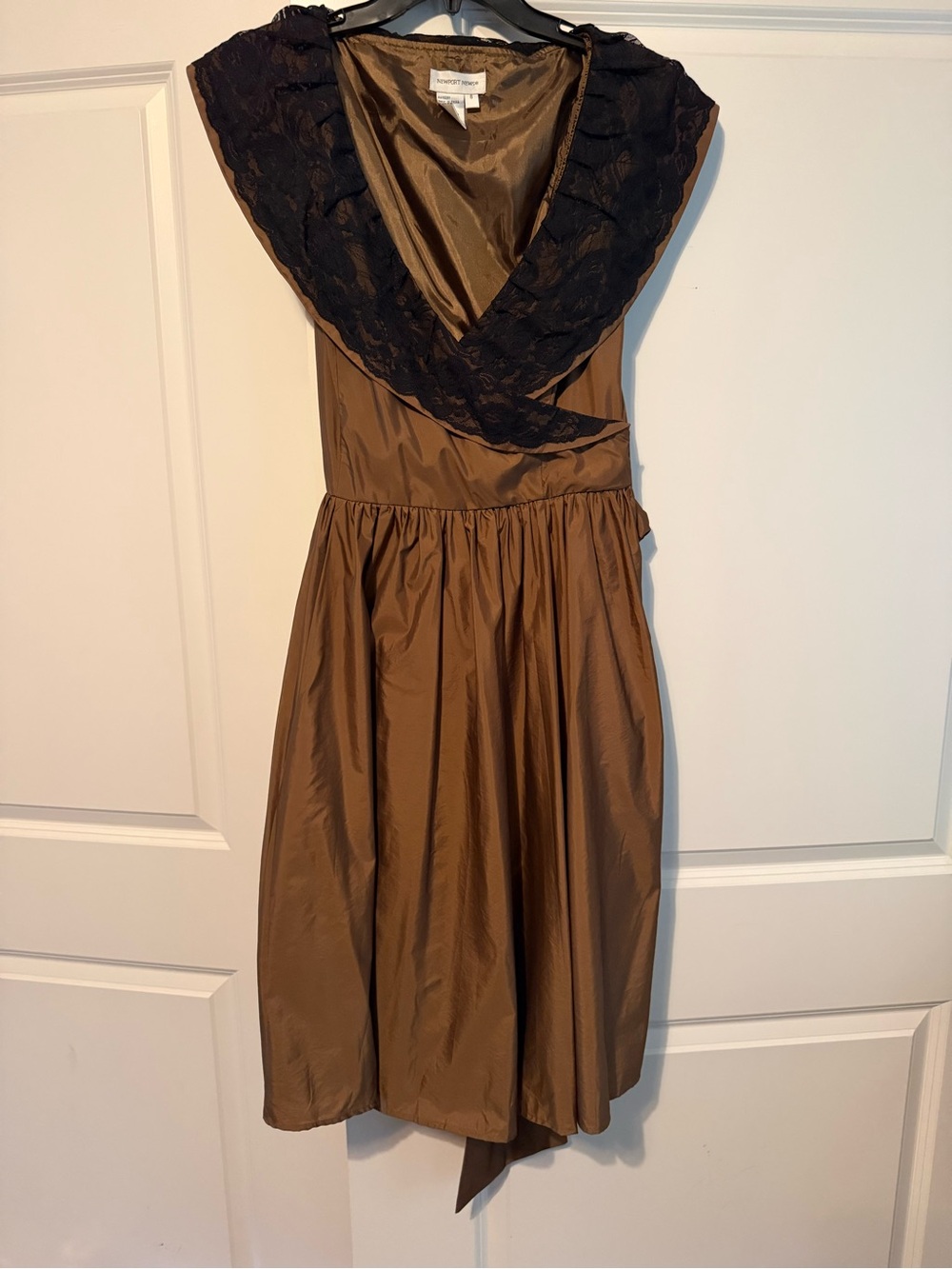 Newport News Vintage-Inspired Brown Dress with Black Lace Collar